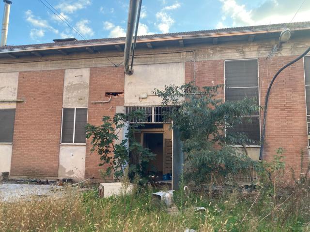 Locale in vendita di 3500 m² in Via Carpi Ravarino, 437