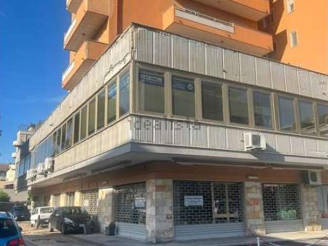 Locale in vendita di 350 m²