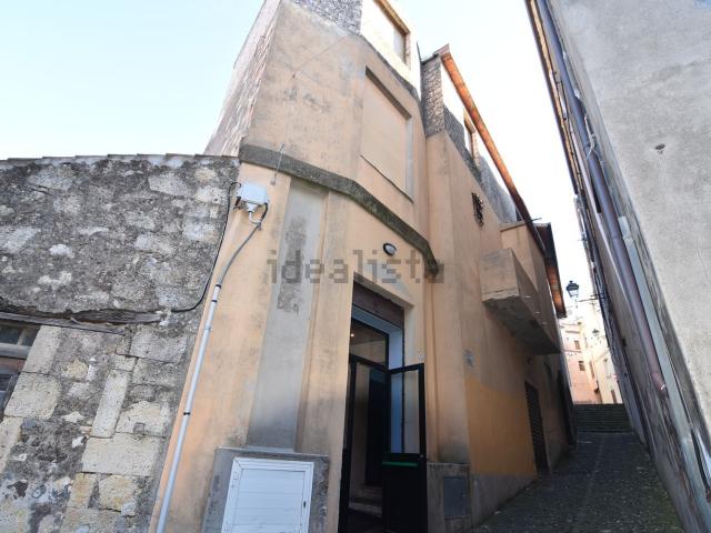Locale in vendita di 350 m² in Via Cugia, 1