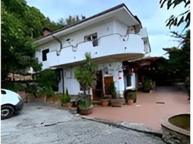 Locale in vendita di 350 m² in Via Berarda