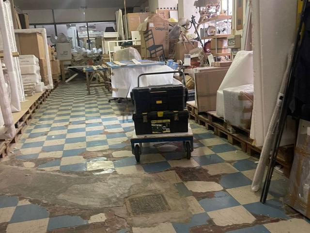 Locale in vendita di 350 m² in Via Gallia