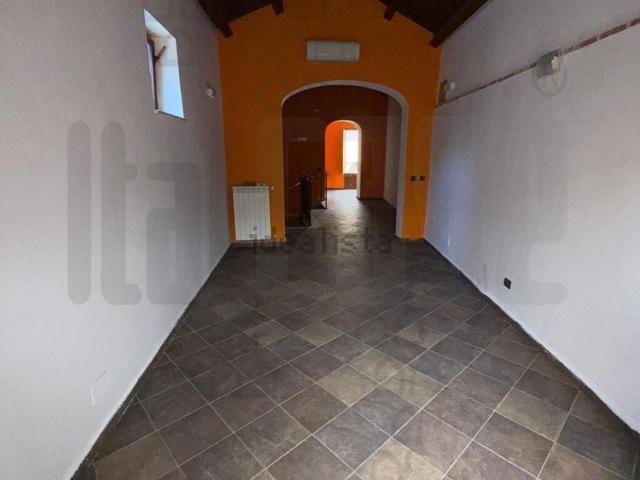 Locale in vendita di 350 m² in Via d&apos Amico Rodriguez