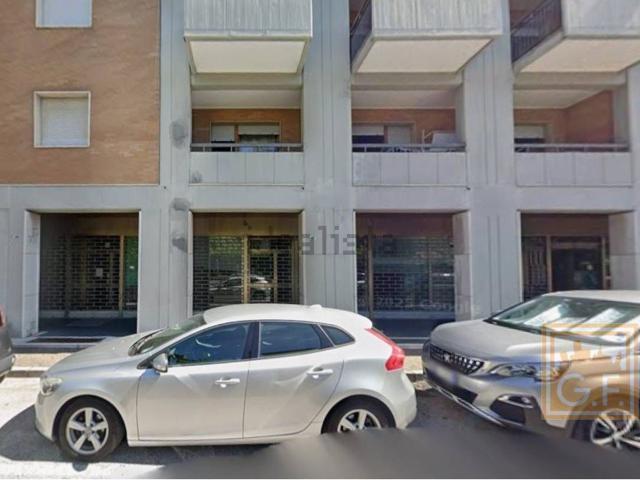 Locale in vendita di 350 m² in Via IV Novembre, 43