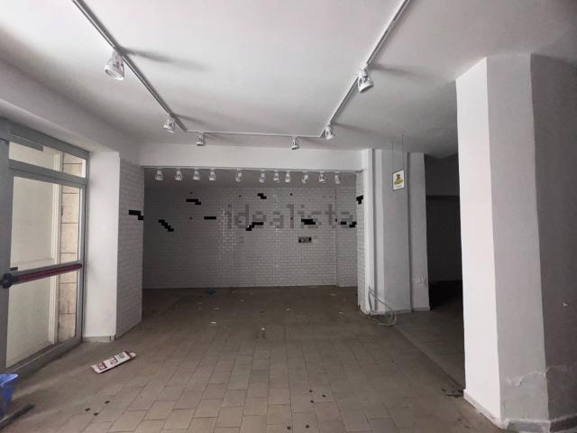 Locale in vendita di 350 m² in Via Luigi Manfredi, 14