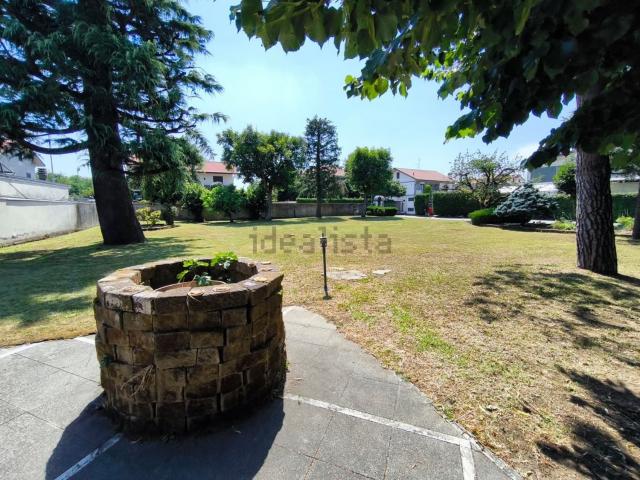 Locale in vendita di 350 m² in Via Roma, 11