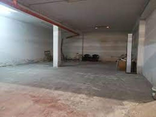 Locale in vendita di 350 m² in Via Ugo Foscolo