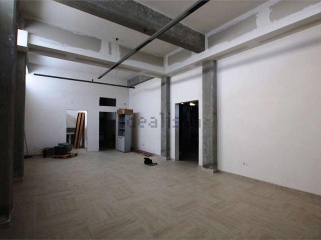 Locale in vendita di 350 m² in Via Vampolieri, 45