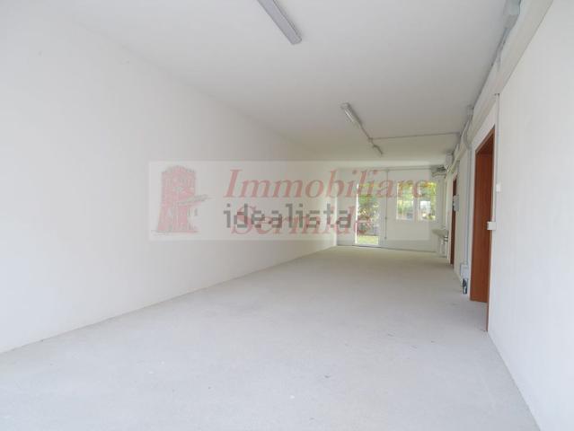 Locale in vendita di 350 m² in Via Virgiliana