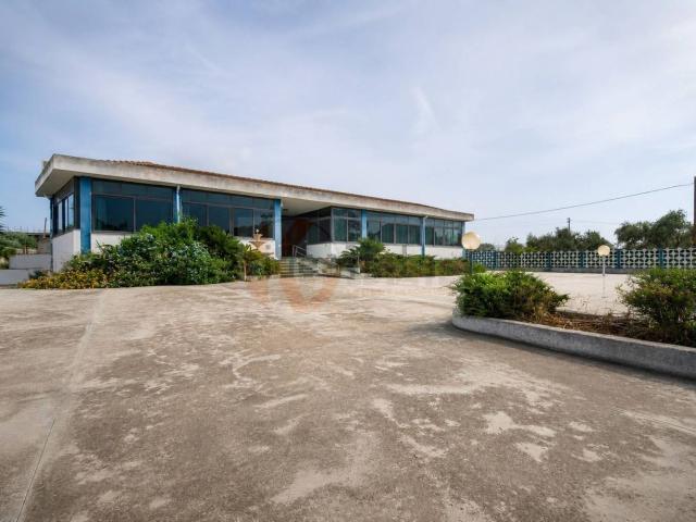 Locale in vendita di 352 m² in Località Lu Padru