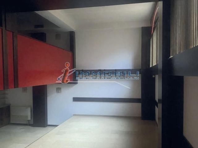 Locale in vendita di 353 m² in Via Fabio Filzi