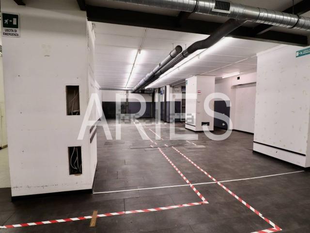 Locale in vendita di 355 m² in Via Baldo degli Ubaldi, 184