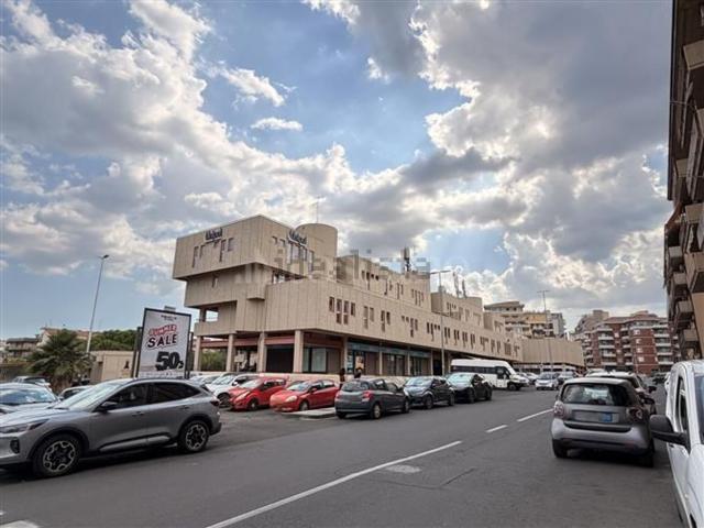 Locale in vendita di 355 m² in Via Roberto Giuffrida Castorina