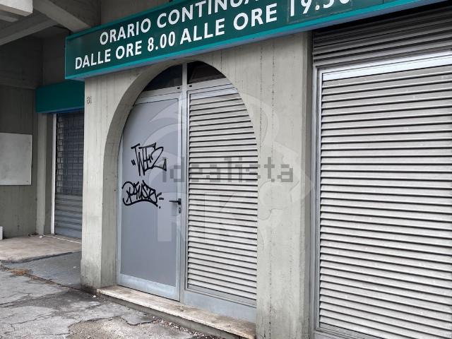 Locale in vendita di 356 m² in Via del Pavone, 73