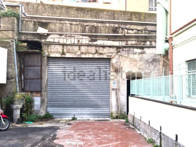 Locale in vendita di 356 m² in Via Tortona, 7