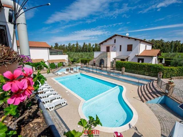 Locale in vendita di 356 m² in Strada Statale 1