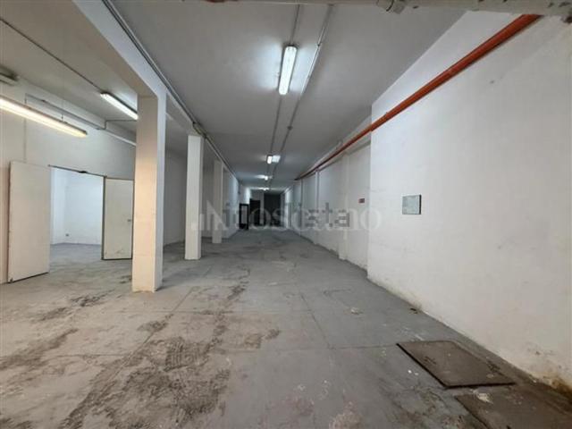 Locale in vendita di 357 m² in Via Arturo Graf