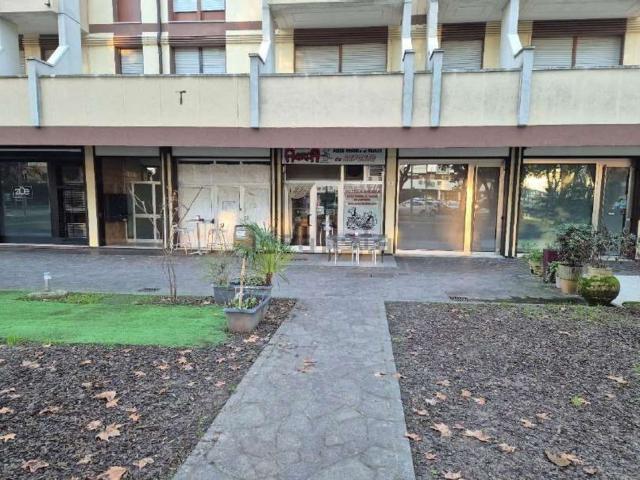 Locale in vendita di 35 m² in Piazzale Giovanni XXIII, 3
