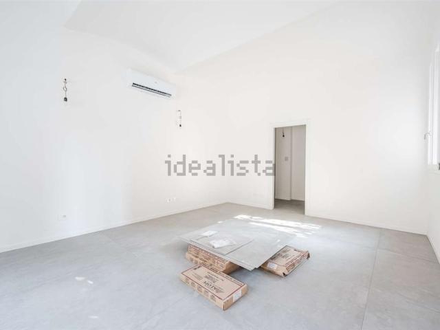 Locale in vendita di 35 m² in Via E. De Amicis, 43
