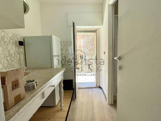 Locale in vendita di 35 m² in Via Elio Fileni, 98