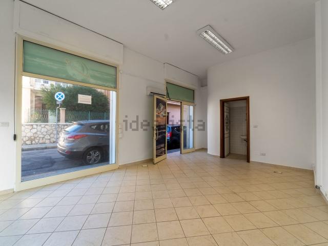 Locale in vendita di 35 m² in Via Milano, 65