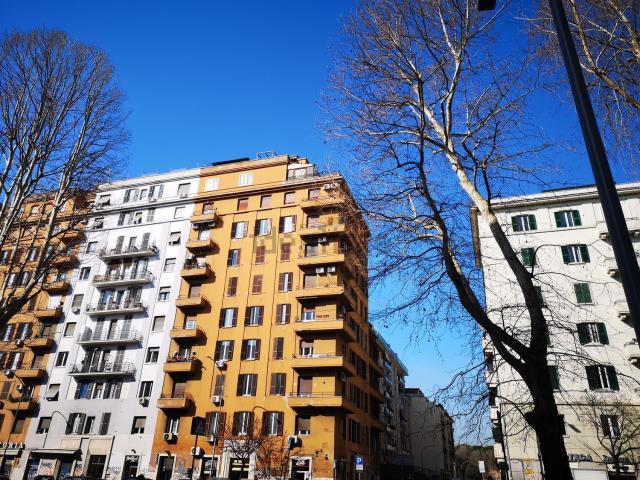 Locale in vendita di 35 m² in Via Ostiense, 36