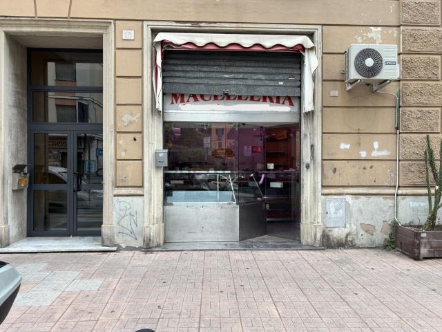 Locale in vendita di 35 m² in Via Piacenza, 204