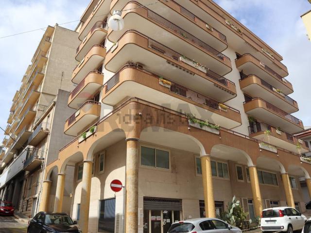 Locale in vendita di 360 m² in Via Archimede, 147