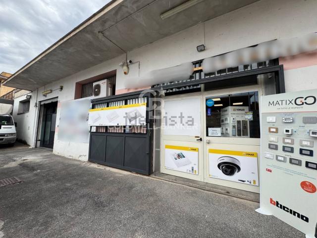 Locale in vendita di 360 m² in Via Giarratana