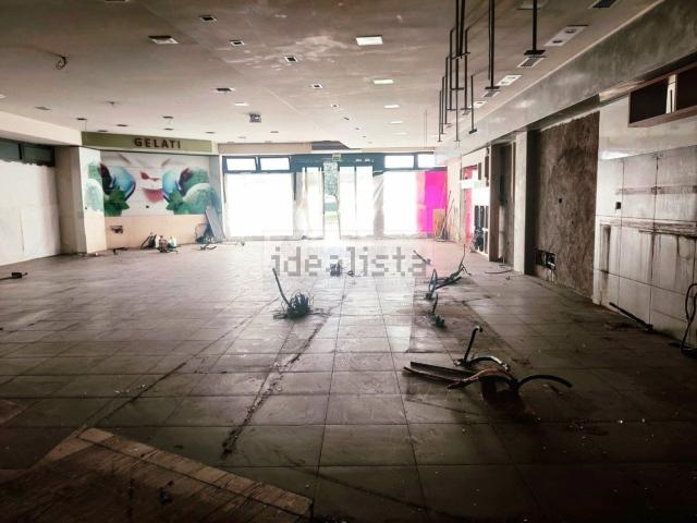 Locale in vendita di 360 m² in Via Domenico Annibali