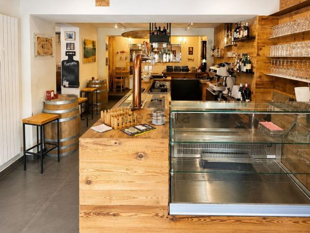 Locale in vendita di 360 m² in Via Pieve di Soligo, 25