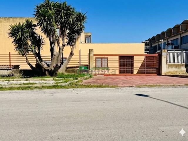 Locale in vendita di 360 m² in Viale Numero 15