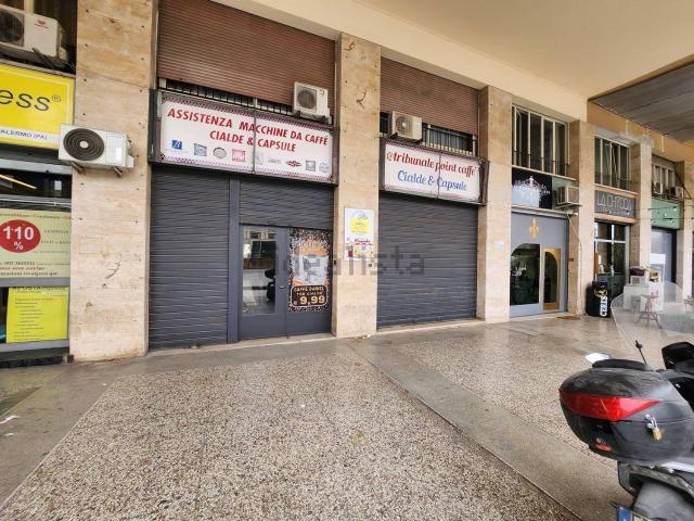 Locale in vendita di 360 m² in Piazza Vittorio Emanuele Orlando, 22