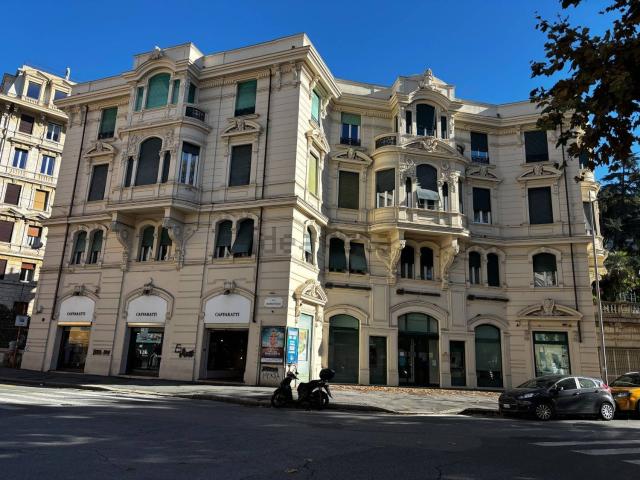Locale in vendita di 365 m² in Via Montevideo, 1