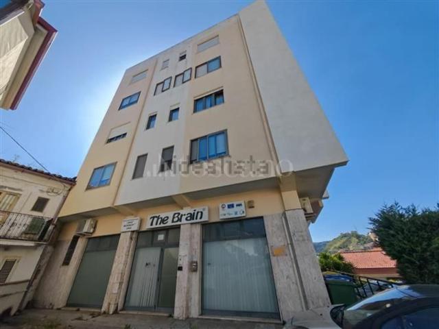 Locale in vendita di 368 m² in Via Brutium