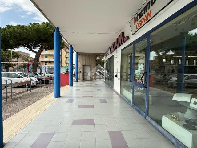 Locale in vendita di 374 m² in Via Giuseppe di Vittorio