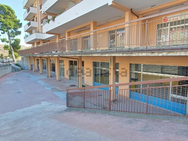 Locale in vendita di 374 m² in Viale Cappuccini, 1
