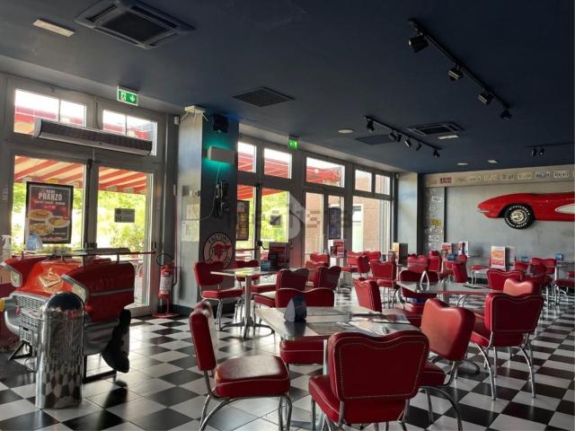 Locale in vendita di 380 m² in Via Costanzo II, 11