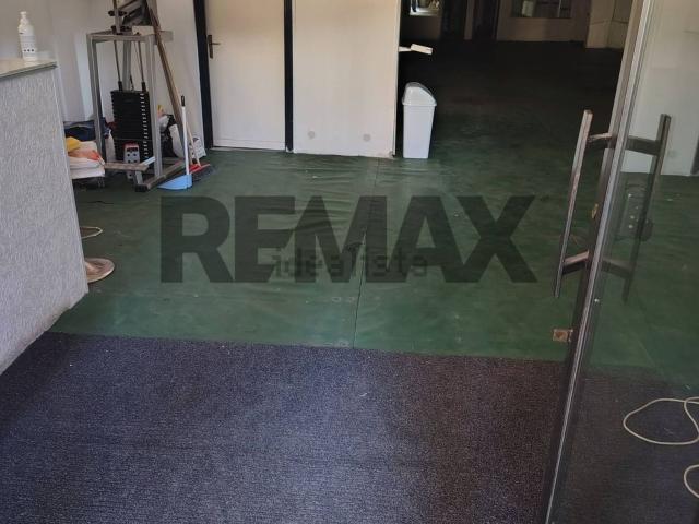 Locale in vendita di 380 m² in Via Cimone, 1