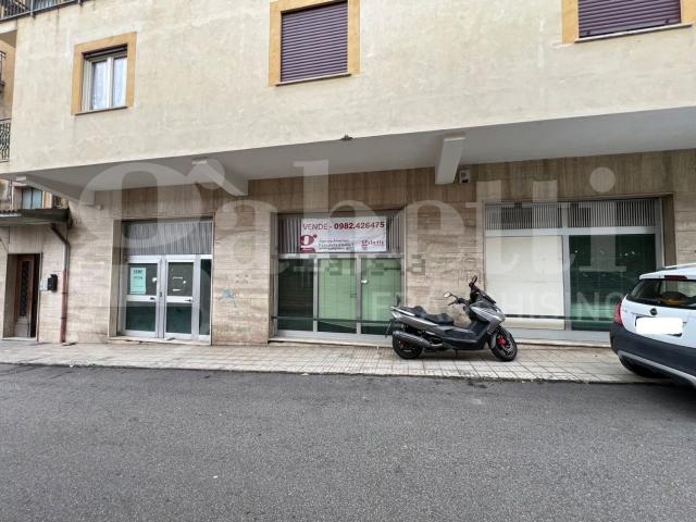 Locale in vendita di 380 m² in Via IV Novembre, 29