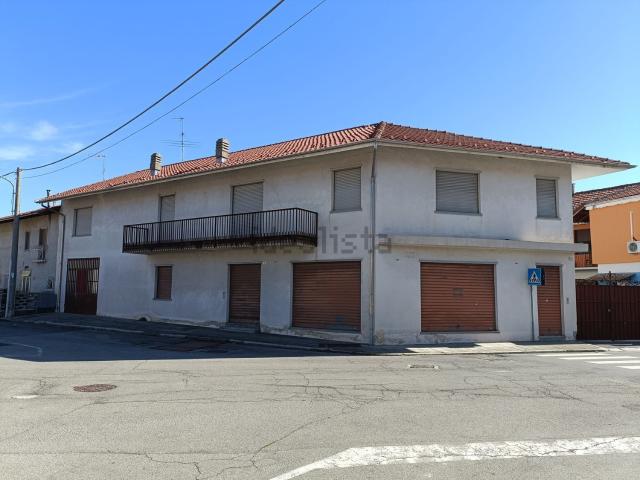 Locale in vendita di 380 m² in Via Martiri della Libertà