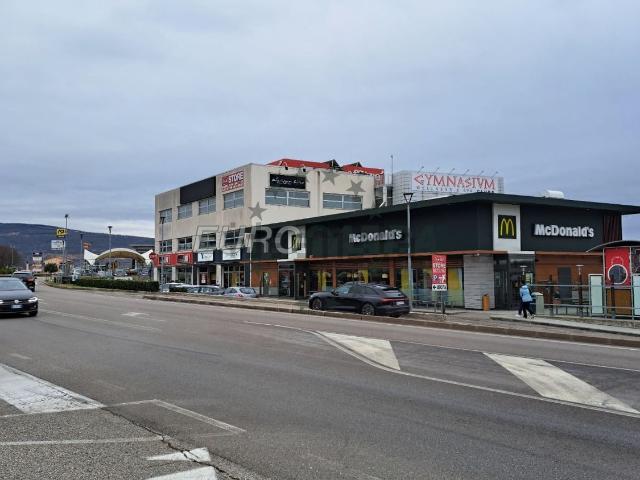 Locale in vendita di 380 m² in Via San Pieretto