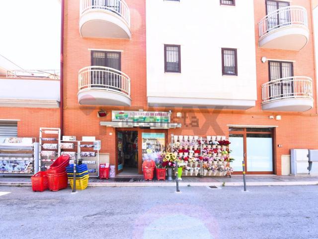 Locale in vendita di 380 m² in Viale Virgilio, 71
