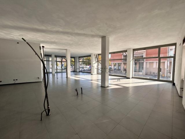 Locale in vendita di 380 m² in Piazza Lucchini, 20