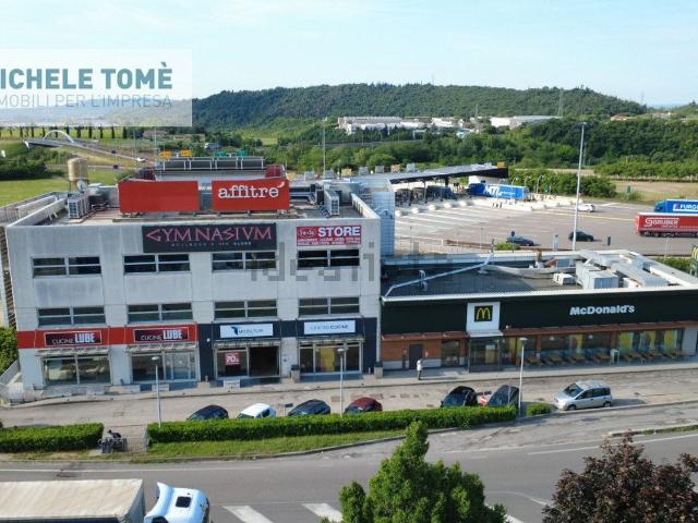 Locale in vendita di 380 m² in Strada Regionale 450