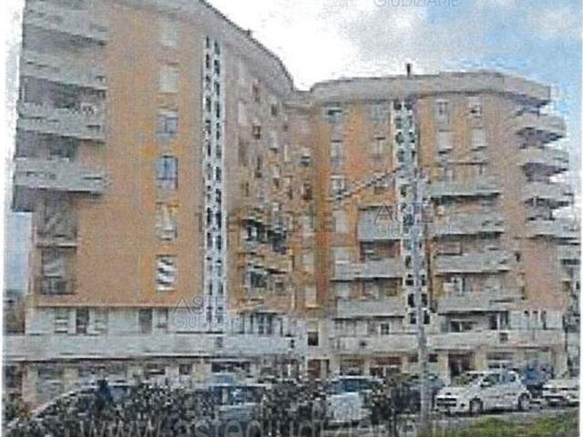 Locale in vendita di 382 m² in Viale Francesco Petrarca, 196