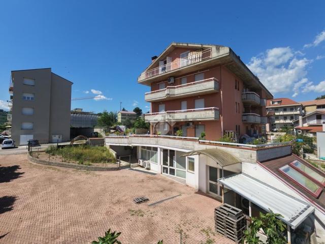 Locale in vendita di 384 m² in Via Enrico de Nicola, 16