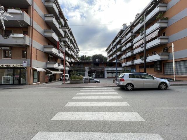 Locale in vendita di 385 m² in Via Erasmo Mari, 57