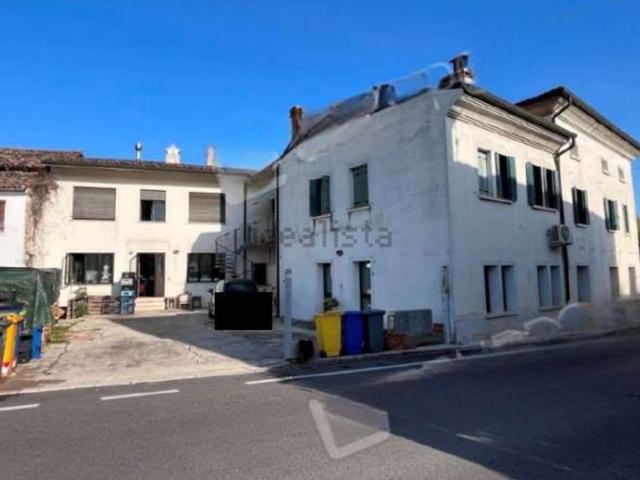 Locale in vendita di 385 m² in Via Francesco Baracca