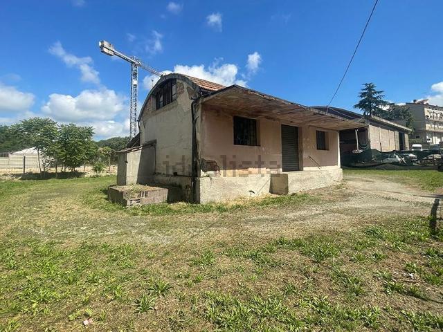 Locale in vendita di 385 m² in Via Ugo Foscolo