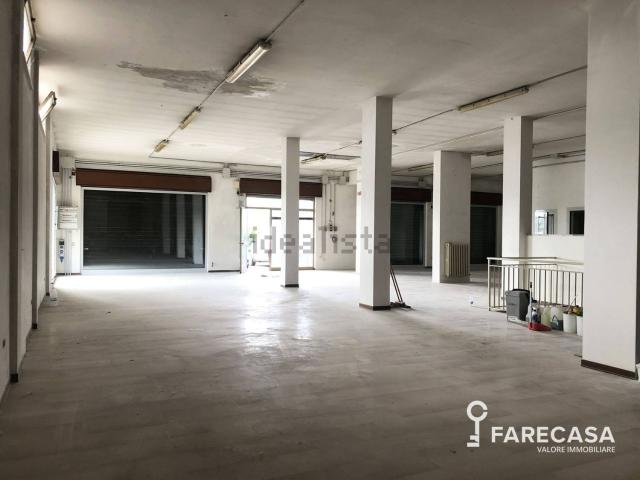 Locale in vendita di 385 m² in Viale Europa, 37